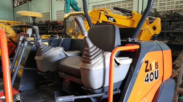 ขาย รถขุด HITACHI รุ่น EX40 มือสองญี่ปุ่น ขนาดเทียบเท่า PC40 ทำงานไว ปั้มนิ้ว เครื่องยนต์ อีซูซุ สลัก บูท เอวแน่น 100\% สวยพร้อมใช้งาน  มือถือ/LINE ID : 0818753444