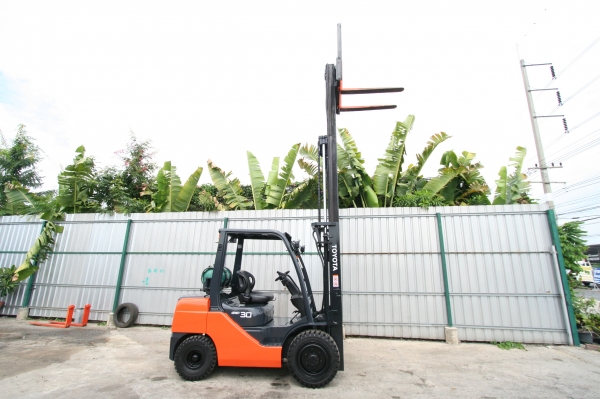 โฟล์คลิฟท์TOYOTA รุ่น 8 ยก3 ตัน สูง 4.7 เมตร เสาเข้าตู้ งาสไลด์ซ้าย ขวา ได้ เกียร์ออโต้ แก๊ส ติดตั้งงาเทแทนงาสไลด์ได้ ราคา 380,000 บาท 094-4267888 จะเด็ด
