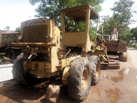 ขายรถเกรด CHAMPION ราคา 120000 เครื่องมียกลงอยู่ข้างนอก