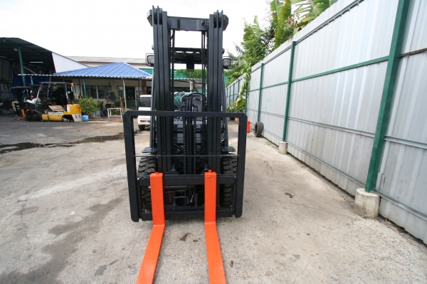 โฟล์คลิฟท์TOYOTA รุ่น 8 ยก3 ตัน สูง 4.7 เมตร เสาเข้าตู้ งาสไลด์ซ้าย ขวา ได้ เกียร์ออโต้ แก๊ส ติดตั้งงาเทแทนงาสไลด์ได้ ราคา 380,000 บาท 094-4267888 จะเด็ด