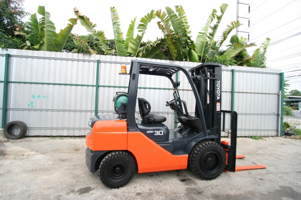 โฟล์คลิฟท์TOYOTA รุ่น 8 ยก3 ตัน สูง 4.7 เมตร เสาเข้าตู้ งาสไลด์ซ้าย ขวา ได้ เกียร์ออโต้ แก๊ส ติดตั้งงาเทแทนงาสไลด์ได้ ราคา 380,000 บาท 094-4267888 จะเด็ด