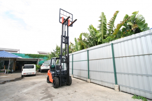 โฟล์คลิฟท์TOYOTA รุ่น 8 ยก3 ตัน สูง 4.7 เมตร เสาเข้าตู้ งาสไลด์ซ้าย ขวา ได้ เกียร์ออโต้ แก๊ส ติดตั้งงาเทแทนงาสไลด์ได้ ราคา 380,000 บาท 094-4267888 จะเด็ด