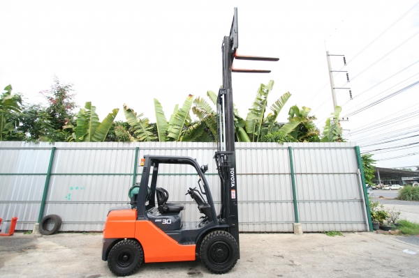 โฟล์คลิฟท์TOYOTA รุ่น 8 ยก3 ตัน สูง 4.7 เมตร เสาเข้าตู้ งาสไลด์ซ้าย ขวา ได้ เกียร์ออโต้ แก๊ส ติดตั้งงาเทแทนงาสไลด์ได้ ราคา 380,000 บาท 094-4267888 จะเด็ด