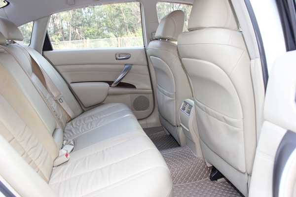 รถมือเดียว สีขาวจากโรงงาน สภาพสวยพร้อมใช้ ไม่เคยติดแก๊ส รถมือเดียว สีขาวจากโรงงาน สภาพสวยพร้อมใช้ ไม่เคยติดแก๊ส