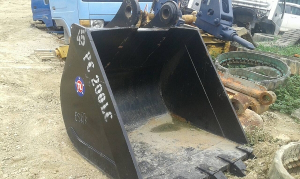 ขายบุ้งกี๋สำหรับรถ 20 &ndash; 22 ตัน (PC 200) บุ้งกี๋กว้างประมาณ 1.14 เมตร ขายใบละ 38,000 บาท