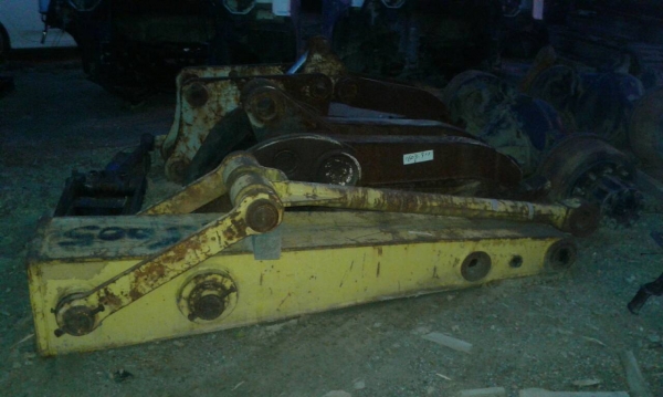 ขายตัวต่อปลายอาร์ม สำหรับรถ PC 200 &ndash; 300 มีหลายขนาด ทั้งสลัก 80 มิลลิเมตร และ 90 มิลลิเมตร ราคาอันละ 38,000 บาท