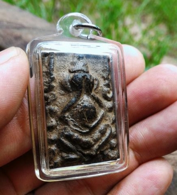 พระปิดตา หลวงปู่ศุข เนื้อว่านคลุกรัก ปิดทองเก่า หลังยันต์ เลี่ยมกรอบกันน้ำพร้อมใช้