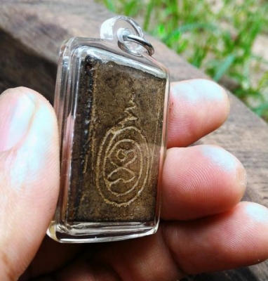 พระปิดตา หลวงปู่ศุข เนื้อว่านคลุกรัก ปิดทองเก่า หลังยันต์ เลี่ยมกรอบกันน้ำพร้อมใช้