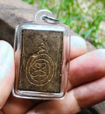 พระปิดตา หลวงปู่ศุข เนื้อว่านคลุกรัก ปิดทองเก่า หลังยันต์ เลี่ยมกรอบกันน้ำพร้อมใช้