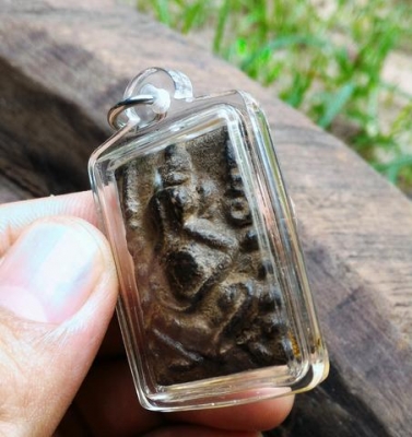 พระปิดตา หลวงปู่ศุข เนื้อว่านคลุกรัก ปิดทองเก่า หลังยันต์ เลี่ยมกรอบกันน้ำพร้อมใช้