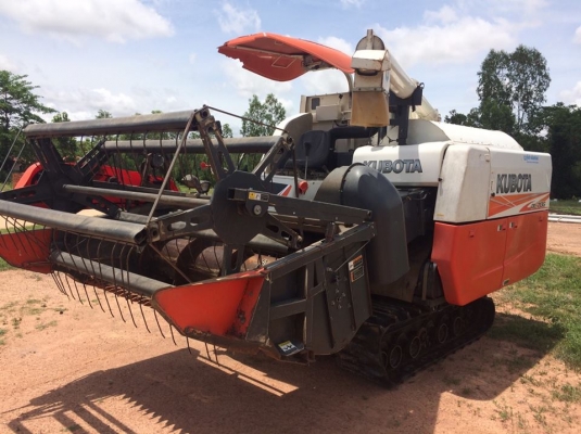ขายรถเกี่ยวข้าว พร้อมเทรลเลอร์ KUBOTA DC70G ปี56 ใช้งาน1331ชม. รถสวยสภาพดี พร้อมใช้งาน เอกสารถูกต้อง เล่มทะเบียนพร้อมโอน ราคา550,000 สนใจโทร 090-8588220คุณนะ 093-3258446คุณบิว หรือเข้าดูสินค้าอื่นๆได้ที่ www.narong2truck.com หรือ www.truck.in.th/498 หรือเ