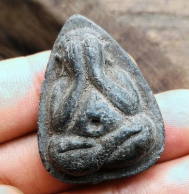 พระปิดตาเก่าๆ กดพิมพ์ด้วยมือ เนื้อผงว่านจุ่มรัก ฝุ่นคราบเก่างามมากๆ