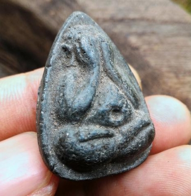 พระปิดตาเก่าๆ กดพิมพ์ด้วยมือ เนื้อผงว่านจุ่มรัก ฝุ่นคราบเก่างามมากๆ