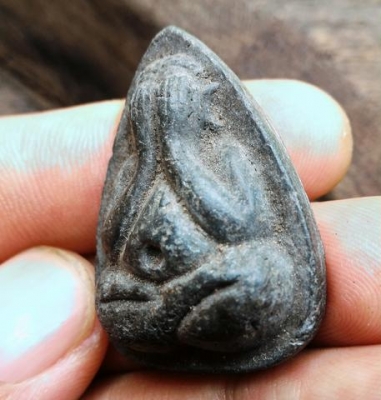 พระปิดตาเก่าๆ กดพิมพ์ด้วยมือ เนื้อผงว่านจุ่มรัก ฝุ่นคราบเก่างามมากๆ