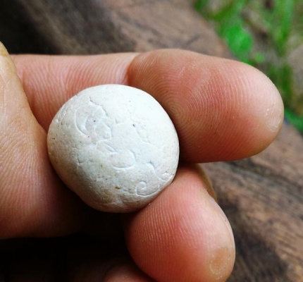 ลูกอมเก่า ผงพุทธคุณ เนื้อเดียวกันกับพระสมเด็จวัดระฆัง ลงจานยันต์เก่า ผสมมวลสารเพียบครับ