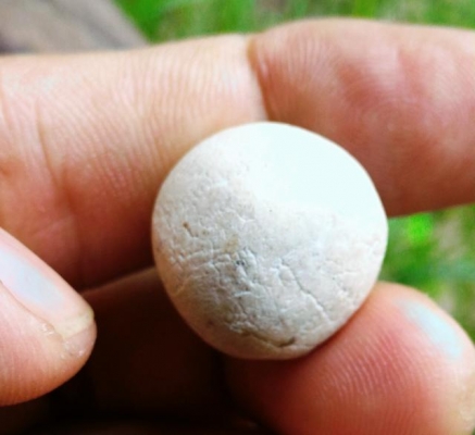 ลูกอมเก่า ผงพุทธคุณ เนื้อเดียวกันกับพระสมเด็จวัดระฆัง ลงจานยันต์เก่า ผสมมวลสารเพียบครับ