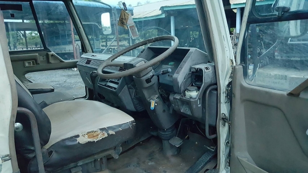 ขายรถ MITSUBISHI FUSO FK515Jปี.44 เครื่อง 6D14 165 แรงม้า เครื่องดี คัสซีสวย หัว3ใบปัด พวงมาลัยเพาเวอร์ ยาง8.25ขอบ16 ช่วงล้อ 4.50 เมตร กระบะ ยาว 5.80 เมตร กว้าง 2.40 เมตร รถพร้อมใช้งาน ทะเบียน ม.79 เอกสารพร้อมโอน ราคา. 285,000 บาท โทร.080-1085007 บอล