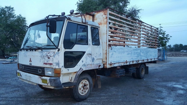 ขายรถ MITSUBISHI FUSO FK515Jปี.44 เครื่อง 6D14 165 แรงม้า เครื่องดี คัสซีสวย หัว3ใบปัด พวงมาลัยเพาเวอร์ ยาง8.25ขอบ16 ช่วงล้อ 4.50 เมตร กระบะ ยาว 5.80 เมตร กว้าง 2.40 เมตร รถพร้อมใช้งาน ทะเบียน ม.79 เอกสารพร้อมโอน ราคา. 285,000 บาท โทร.080-1085007 บอล