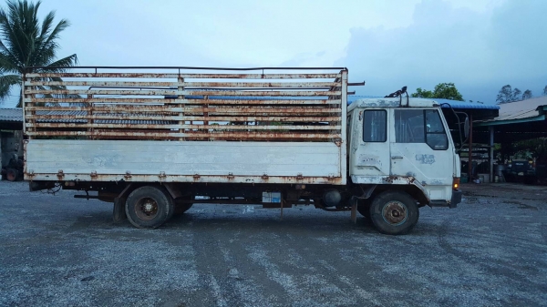 ขายรถ MITSUBISHI FUSO FK515Jปี.44 เครื่อง 6D14 165 แรงม้า เครื่องดี คัสซีสวย หัว3ใบปัด พวงมาลัยเพาเวอร์ ยาง8.25ขอบ16 ช่วงล้อ 4.50 เมตร กระบะ ยาว 5.80 เมตร กว้าง 2.40 เมตร รถพร้อมใช้งาน ทะเบียน ม.79 เอกสารพร้อมโอน ราคา. 285,000 บาท โทร.080-1085007 บอล