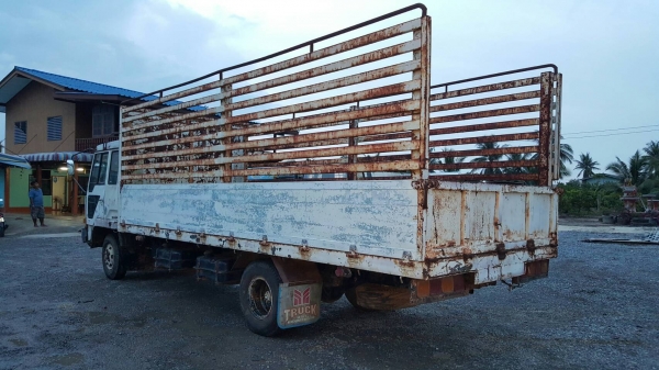 ขายรถ MITSUBISHI FUSO FK515Jปี.44 เครื่อง 6D14 165 แรงม้า เครื่องดี คัสซีสวย หัว3ใบปัด พวงมาลัยเพาเวอร์ ยาง8.25ขอบ16 ช่วงล้อ 4.50 เมตร กระบะ ยาว 5.80 เมตร กว้าง 2.40 เมตร รถพร้อมใช้งาน ทะเบียน ม.79 เอกสารพร้อมโอน ราคา. 285,000 บาท โทร.080-1085007 บอล