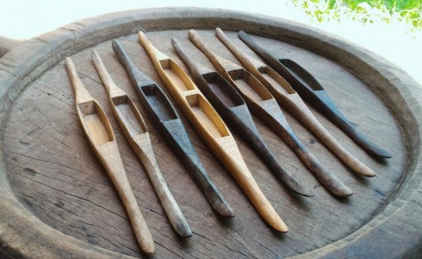 กระสวยไม้หลายลวดลาย งานสวยแปลกตา แกะสลักด้วยมือ เนื้อไม้พิเศษๆ ยกชุด 8 ตัว