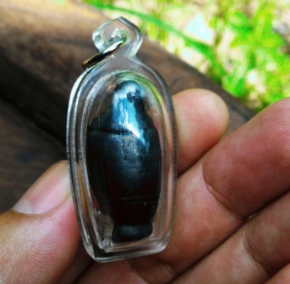 พระปิดตาพิมพ์ยืนองค์สวย เนื้อนวะโลหะ น้ำหนักดี เลี่ยมกรอบกันน้ำ สวยมาก