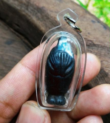 พระปิดตาพิมพ์ยืนองค์สวย เนื้อนวะโลหะ น้ำหนักดี เลี่ยมกรอบกันน้ำ สวยมาก