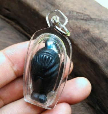 พระปิดตาพิมพ์ยืนองค์สวย เนื้อนวะโลหะ น้ำหนักดี เลี่ยมกรอบกันน้ำ สวยมาก