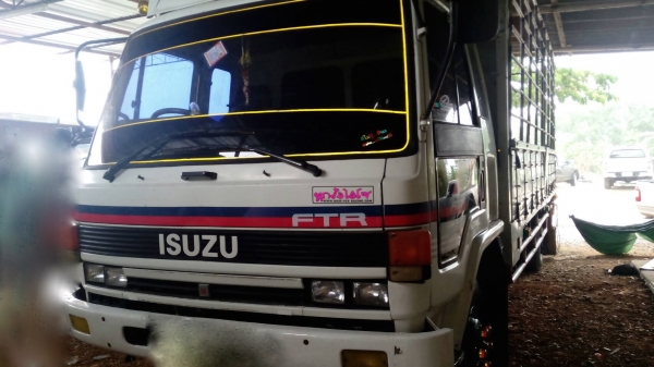 รถอีซูซุ 6 ล้อ รั้ว ( ไม่ดั้ม ) FRR 175 แรงม้า  ปี 40.     สนใจติดต่อ  081 - 6079515