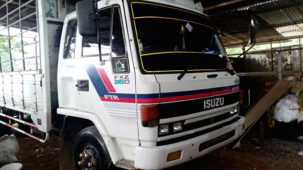 รถอีซูซุ 6 ล้อ รั้ว ( ไม่ดั้ม ) FRR 175 แรงม้า  ปี 40.     สนใจติดต่อ  081 - 6079515