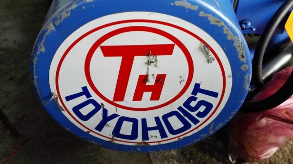 ** SOLD ** รอกสลิงไฟฟ้าพร้อมตัวเดิน TOYO HOIST JAPAN 0.5 ตัน สดนอกลงตู้ 3 เฟส 200V ใหม่ 100\% ไม่เคยใช้งาน!!