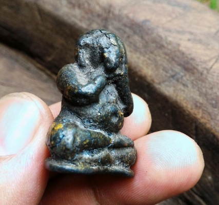 พระปิดตาเนื้อชินตะกั่ว องค์สวย ปิดทองแท้ คราบเก่า น้ำหนักดี เก่าแท้หายาก