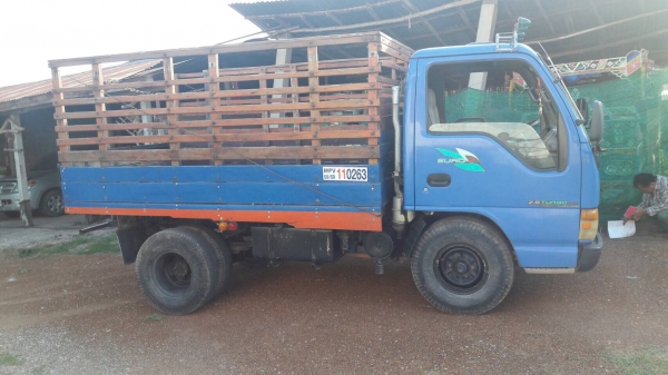 ขาย รถบรรทุก 4 ล้อ ISUZU NKR ปี 43 แต่ใส่เพลาเป็น 6 ล้อ เครื่อง 4JB1 88 แรงม้า คัสซีสวยตลอดเส้น เอกสารเล่มทะเบียนครบ