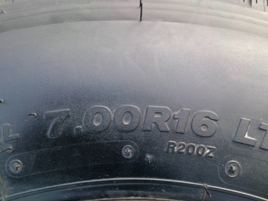 ขายยางถอดป้ายแดง 700R16 พร้อมกะทะเหล็ก 6 รูขอบ16 ยางบริดสโตน  ยางปี16 ตุ่มหน้ายางอยู่ครบใหม่ๆ จำนวน 9 ชุด