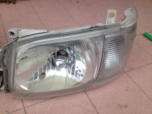 ไฟหน้าไฟท้ายยกชุด TOYOTA COMMUTER ของเเท้สภาพตามรูป ไฟหน้าไฟท้ายยกชุด TOYOTA COMMUTER ของเเท้สภาพตามรูป