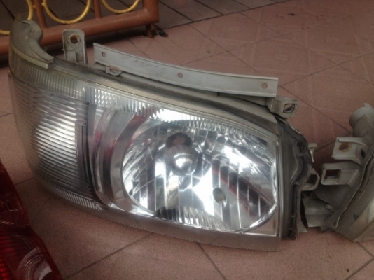 ไฟหน้าไฟท้ายยกชุด TOYOTA COMMUTER ของเเท้สภาพตามรูป ไฟหน้าไฟท้ายยกชุด TOYOTA COMMUTER ของเเท้สภาพตามรูป