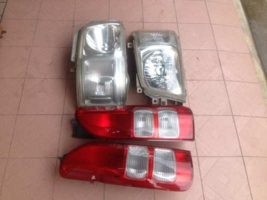 ไฟหน้าไฟท้ายยกชุด TOYOTA COMMUTER ของเเท้สภาพตามรูป ไฟหน้าไฟท้ายยกชุด TOYOTA COMMUTER ของเเท้สภาพตามรูป