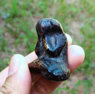 พระปิดตาองค์ใหญ่ หลวงพ่อครนสายใต้ เนื้อว่านปิดทอง ใหญ่ๆ ครับ