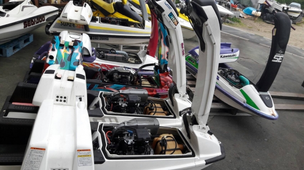 โปรโมชั่น เรือยืนแนววินเทจบ้าง คาวา550 ในกองนี้มีอยู่หนึ่งลำ สีขาว ใครทายถูกว่าลำไหนอยู่ เอาไปเลยครับ ราคา 15,999฿ ด่วนนะครับ มีจำกัด ‪#&lrm;สนใจสอบถาม‬ โทร. 081-4047671 คุณนรินทร์