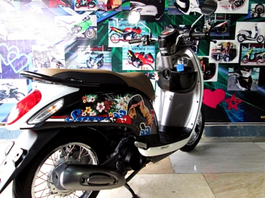 SCOOPY สีขาวดำ ลายกอลิล่า เครื่องยนต์เดิมๆจากศูนย์ ระบบหัวฉีด ช่วยประหยัดน้ำมัน ไมล์ 5 พันโล แถม 3 รายการ 28900