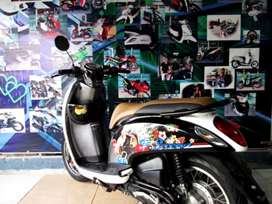 SCOOPY สีขาวดำ ลายกอลิล่า เครื่องยนต์เดิมๆจากศูนย์ ระบบหัวฉีด ช่วยประหยัดน้ำมัน ไมล์ 5 พันโล แถม 3 รายการ 28900