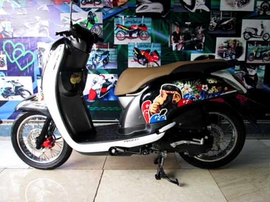 SCOOPY สีขาวดำ ลายกอลิล่า เครื่องยนต์เดิมๆจากศูนย์ ระบบหัวฉีด ช่วยประหยัดน้ำมัน ไมล์ 5 พันโล แถม 3 รายการ 28900