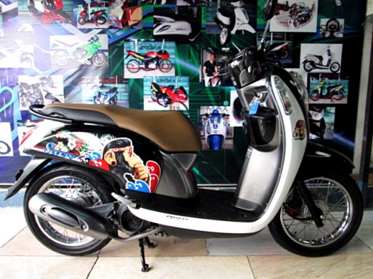 SCOOPY สีขาวดำ ลายกอลิล่า เครื่องยนต์เดิมๆจากศูนย์ ระบบหัวฉีด ช่วยประหยัดน้ำมัน ไมล์ 5 พันโล แถม 3 รายการ 28900