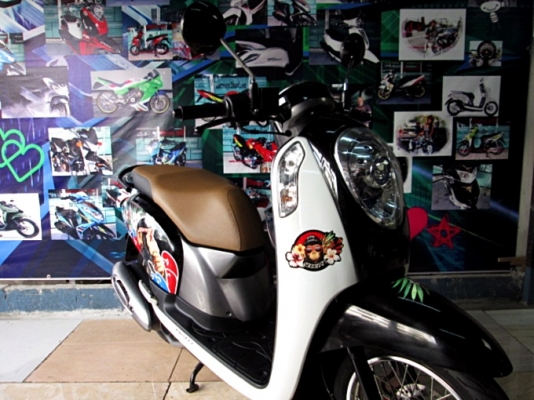 SCOOPY สีขาวดำ ลายกอลิล่า เครื่องยนต์เดิมๆจากศูนย์ ระบบหัวฉีด ช่วยประหยัดน้ำมัน ไมล์ 5 พันโล แถม 3 รายการ 28900