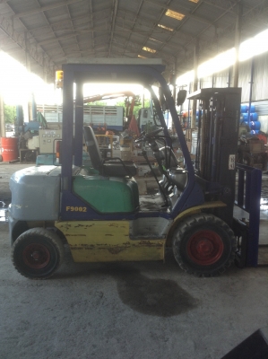 +++ ขายโฟล์คลิฟท์  KOMATSU FD20-12  ขนาด  2  ตัน  เครื่องยนต์ดีเซล ISUZU  เสา  4  เมตร  3  ท่อน  เกียร์ธรรมดา  ยางตัน