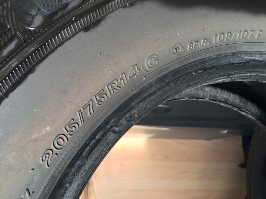 ขายยางอะไหล่ 205/75/14  สภาพสวย 4เส้น2000