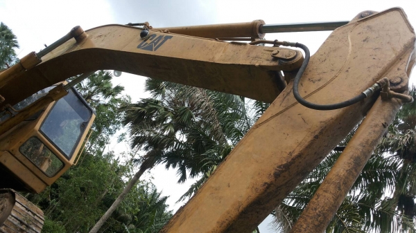 รถแบคโฮ  CAT  E 200B.      สนใจติดต่อ  081 - 6079515