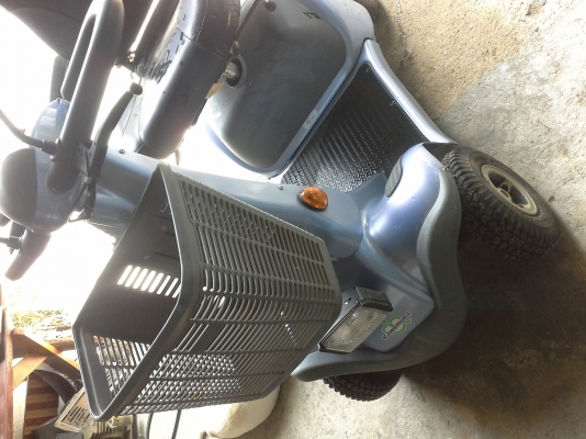 รถไฟฟ้าสี่ล้อของญี่ปุ่น สำหรับผู้สูงอายุและคนที่เดินบ่อยๆยาวแล้วเจ็บ หรือผู้ที่ช่วยเหลือตัวเองไม่ได้ ยี่ห้อ KAWAMURA  เสียบชาร์ทไฟ 100-240V