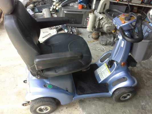 รถไฟฟ้าสี่ล้อของญี่ปุ่น สำหรับผู้สูงอายุและคนที่เดินบ่อยๆยาวแล้วเจ็บ หรือผู้ที่ช่วยเหลือตัวเองไม่ได้ ยี่ห้อ KAWAMURA  เสียบชาร์ทไฟ 100-240V