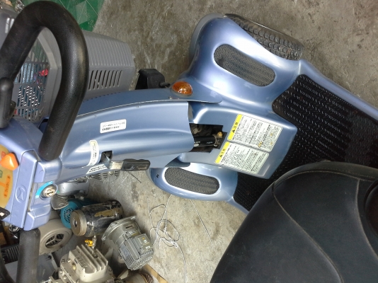 รถไฟฟ้าสี่ล้อของญี่ปุ่น สำหรับผู้สูงอายุและคนที่เดินบ่อยๆยาวแล้วเจ็บ หรือผู้ที่ช่วยเหลือตัวเองไม่ได้ ยี่ห้อ KAWAMURA  เสียบชาร์ทไฟ 100-240V